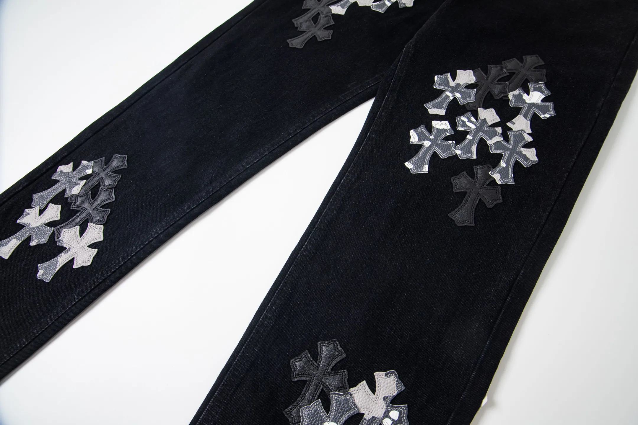 P260 Chrome Hearts Chrome Hearts Black Multi-leather Elements Full of Details Washed Jeans Authentically Restore the Ultimate Vintage Texture Three-Dimensional Fit Loose and Comfortable, Not Slimming Appearing Tall and Slim Made by a Manufacturer Original Quality Control Same Style for Men and Women Can Be Matched for Couples Versatile Recommendations Must-Have Jeans for All Seasons Fashionistas Have Been Disappointed From the Quality Selection of Fabrics, Cutting of Details, and Matching of Patterns, Everything Is Impeccable! The upper body is so handsome when worn...it can be easily worn by men, women and children! The craftsmanship is made of heavy-duty washed pure cotton denim fabric. After washing, it is soft and thick. It is very stylish when worn on the body. Style number: 1775# Color: black Size: 28 30 32 34 36